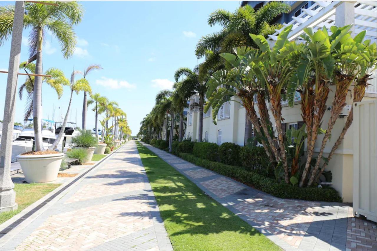 Beautiful New Luxury Townhome With Private Beach And Swimming Pools Ruskin Kültér fotó